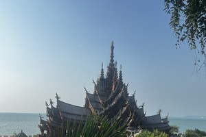 Thánh địa của sự thật: Ngôi đền tráng lệ bằng gỗ nổi bật giữa thành phố biển