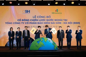 Ông Đỗ Quang Vinh - Chủ tịch HĐQT BSH và ông Jeong Jong Pyo - Tổng giám đốc DBI thực hiện nghi lễ cắm cờ chính thức đánh dấu sự hợp nhất giữa BSH & DBI (Ảnh: BSH).