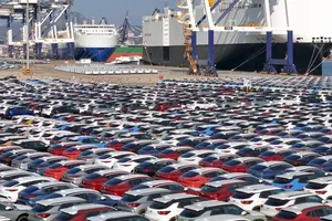 Dàn xe xuất khẩu tập kết tại cảng Yên Đài, Trung Quốc