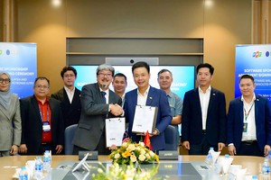 Lễ ký kết diễn ra tại Thành phố Hồ Chí Minh với sự tham gia của GS.TS. Mohamed Ibrahim Abdul Mutalib, Phó Hiệu trưởng Đại học Công nghệ PETRONAS (bên trái), ông Phạm Minh Tuấn, Phó Tổng Giám đốc FPT kiêm Tổng Giám đốc FPT Software (bên phải), cùng các lãnh đạo cấp cao từ cả hai bên.