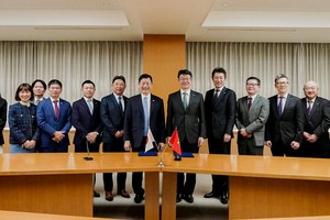 Lễ ký kết diễn ra tại Trụ sở chính của Tập đoàn DENSO tại Aichi với sự tham dự của Tiến sĩ Trương Gia Bình, Chủ tịch Tập đoàn FPT, ông Shinnosuke Hayashi, Chủ tịch kiêm CEO Tập đoàn DENSO và các lãnh đạo cấp cao của hai bên công ty.