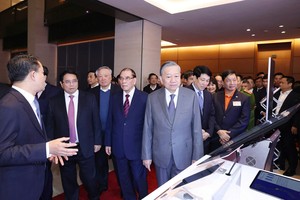 Tổng bí thư Tô Lâm cùng các đồng chí lãnh đạo Đảng và Nhà nước; nguyên lãnh đạo Đảng và Nhà nước, các đại biểu thăm quan gian hàng của Tập đoàn FPT. Ảnh: Thống Nhất.