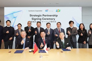 Ông Trương Gia Bình - Chủ tịch HĐQT kiêm Nhà sáng lập Tập đoàn FPT cùng Ông Yoshitaka Kitao – Giám đốc Đại diện, Chủ tịch kiêm Tổng Giám đốc Tập đoàn SBI Holdings; và Ông Toshikazu Nambu – Giám đốc, Phó Chủ tịch Tập đoàn Sumitomo, trong lễ ký kết thỏa thuận hợp tác chiến lược.