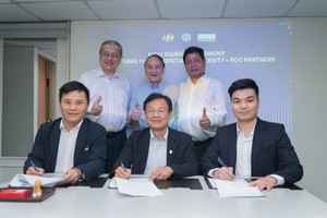 Đại diện FPT, CYCU và FCC Partners Inc ký kết hợp tác.