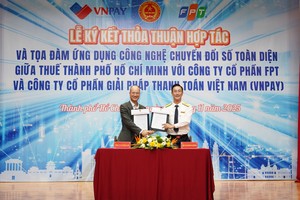 Ông Nguyễn Thế Phương - Phó Tập đoàn Tổng Giám đốc FPT (bên trái) và Ông Đoàn Minh Dũng (bên phải) Trưởng Thuế TP.HCM kí kết thỏa thuận hợp tác.