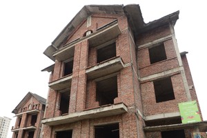 Vấn đề nan giải nhất hiện nay là muốn bán tài sản bảo đảm để xử lý nợ xấu, chủ nợ phải thỏa thuận với con nợ