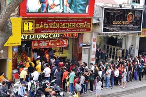 Ngày Thần Tài đầu năm, người dân vẫn đổ xô đi mua vàng, cho thấy tâm lý tích trữ vàng rất phổ biến