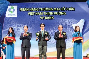 Đại diện VPBank (đứng giữa) nhận Biểu trưng Thương hiệu Quốc gia
