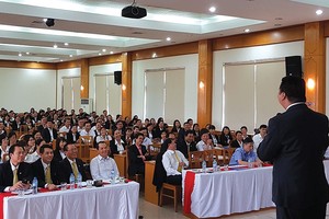 Ông Nguyễn Đức Thắng đã đi khắp 63 tỉnh, thành phố để nói chuyện, chia sẻ, động viên, truyền động lực cho các tư vấn viên bảo hiểm cũng như những người đã và đang quan tâm đến bảo hiểm nhân thọ