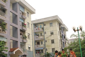 Cư dân sống ở chung cư chủ yếu là những người ở quê lên, nên mang theo cả nếp sống làng xã, hàng xóm vào cuộc sống đô thị