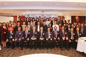 Chủ tịch Ủy ban Chứng khoán Nhà nước Trần Văn Dũng cùng các lãnh đạo ngành và một số thành viên TTCK làm việc với Đoàn chuyên gia Sở GDCK Luxembourg cuối năm 2017