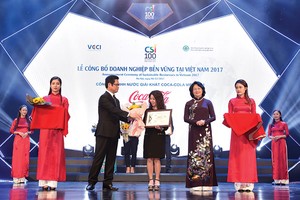 Phó Chủ tịch nước Đặng Thị Ngọc Thịnh và Chủ tịch VCCI Vũ Tiến Lộc trao chứng nhận doanh nghiệp bền vững cho đại diện Coca-Cola Việt Nam