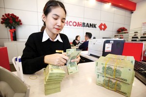 Để ngân hàng duy trì hoạt động bình thường, người khổ nhất không phải là nhân viên...