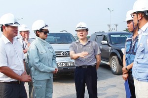 Ông Lê Duy Thành, Phó Chủ tịch UBND tỉnh Vĩnh Phúc (đứng giữa) chia sẻ về cơ hội đầu tư vào tỉnh Vĩnh Phúc.