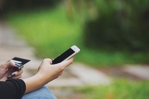 Thanh toán điện tử qua điện thoại di động ngày càng thu hút lượng lớn khách hàng 