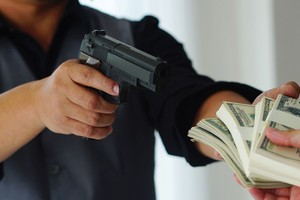 Khi ngân hàng … gặp cướp