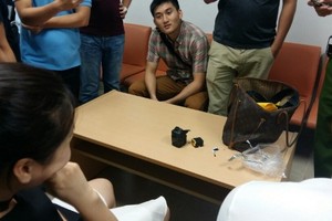 Các thỏi vàng được bọc trong túi ni lông màu đen đã bị cơ quan chức năng thu giữ và lập biên bản