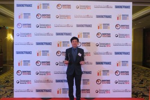 Đại diện PVcomBank nhận giải thưởng từ Asian Banking and Finance