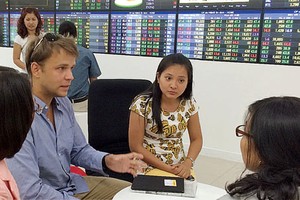 Một nhà đầu tư nước ngoài  tìm hiểu thủ tục đầu tư tại CTCK Maybank KimEng