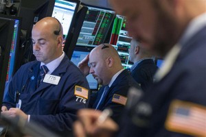 Dow Jones có tuần giảm điểm sau khi thiết lập đỉnh cao mới - Ảnh: Reuters