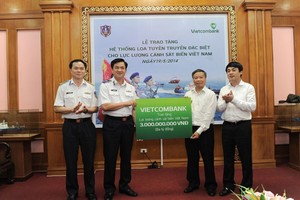 Ông Nguyễn Hòa Bình, Chủ tịch HĐQT và ông Nghiêm Xuân Thành, Tổng Giám đốc (thứ tự 2 và 1 bên phải), trao tặng hệ thống loa tuyên truyền của Vietcombank cho lực lượng Cảnh sát biển Việt Nam