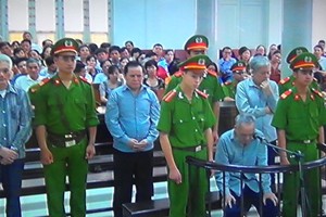 Các bị cáo tại tòa trong phiên xử chiều ngày 9/6 - Ảnh chụp qua màn hình