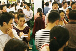 Các sàn giao dịch bất động sản bận rộn với nhiều đợt mở bán kể từ đầu năm