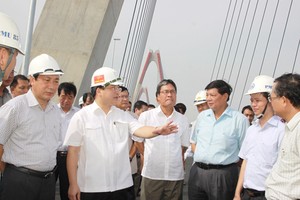 Phó Thủ tướng Hoàng Trung Hải chỉ đạo hoàn thiện thi công, bố trí cảnh quan, kiến truc công trình cầu Nhật Tân