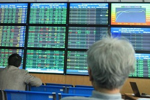 Không thay đổi cách tính thuế chứng khoán, bất động sản