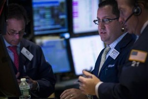 Phố Wall điều chỉnh khi giới đầu tư lo ngại về tình hình Ukraine - Ảnh: Reuters