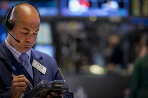 Bị cổ phiếu năng lượng níu, phố Wall không thể tăng điểm dù nhận được thông tin tích cực - Ảnh: Reuters