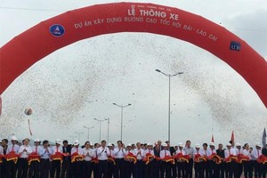 Thủ tướng Chính phủ Nguyễn Tấn Dũng phát lệnh thông xe kỹ thuật  cao tốc Nội Bài - Lào Cai dài 245 km, tổng mức đầu tư 1,5 tỷ USD