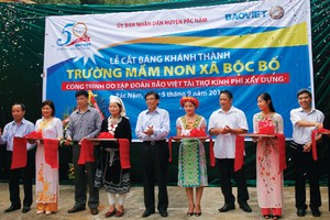 Lãnh đạo Tập đoàn cùng các quan khách cắt băng khách thành Trường Mầm non xã Bộc Bố tại huyện Pác Nặm, tỉnh Bắc Kạn