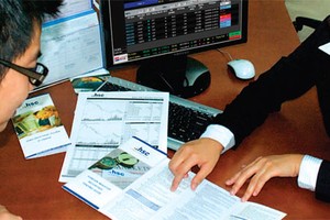 Nhân sự chứng khoán, ngoài yêu cầu có kinh nghiệm, còn phải rất năng động và bám thị trường - Ảnh: Lê Toàn