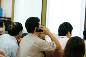 Sóng gió chưa qua