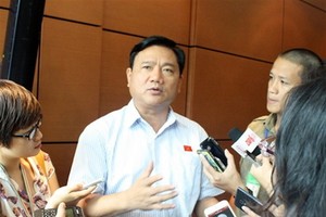 Bộ trưởng Bộ Giao thông - Vận tải trả lời báo chí bên hành lang Quốc hội tại kỳ họp thứ 8 - Ảnh: Internet