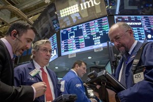 Phố Wall có 3 phiên giao dịch cuối tuần đóng cửa với mức biến động nhẹ - Ảnh: Reuters