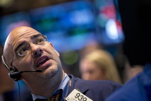 Các thương vụ M&A khủng đã bù đắp thông tin tiêu cực đến từ Nhật Bản, giúp phố Wall có phiên tăng điểm nhẹ đầu tuần - Ảnh: Reuters 