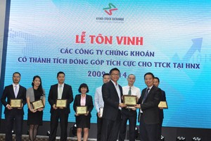 Các công ty chứng khoán tiêu biểu được HNX vinh danh (Trong ảnh: Ông Trần Văn Dũng, Chủ tịch HNX trao danh hiệu cho ông Nguyễn Lâm Dũng, Tổng giám đốc CTCK VPBS)
