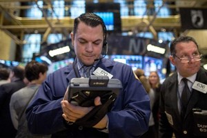 Cổ phiếu năng lượng, cùng nhiều nhóm cổ phiếu khác giúp Dow Jones thiết lập đỉnh cao lịch sử mới - Ảnh: Reuters