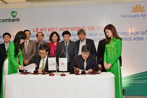Ông Phạm Quang Dũng, Tổng giám đốc Vietcombank (bên trái) và ông Phạm Ngọc Minh, Tổng giám đốc Vietnam Airlines đại diện cho 2 bên ký kết hợp đồng tín dụng