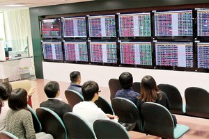 Phiên cuối tuần qua có tới 168 mã giảm điểm, mặc dù chỉ số vẫn tăng nhẹ, kịch bản này khiến nhiều NĐT lo ngại có sự đỡ giá cổ phiếu lớn và kéo chỉ số xanh để xả hàng