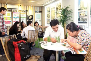 Các chương trình khuyến mãi đang "trăm hoa đua nở" - Ảnh: Lê Toàn