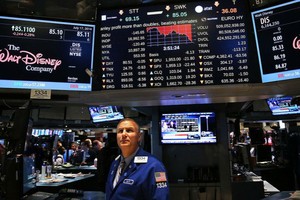 Phố Wall tăng nhẹ trong phiên giao dịch đầu tiền của tuần mới - Ảnh: AFP