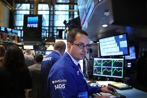 Sau kết quả kinh doanh yếu kém của các doanh nghiệp lớn, đến lượt FED "nhuộm đỏ" phố Wall - Ảnh: AFP