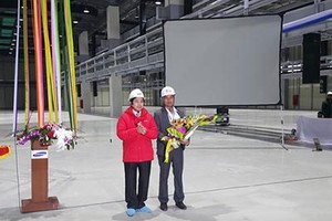 Ông Nguyễn Hồng Luyện, Phó tổng giám đốc FECON nhận giấy khen từ tổng thầu Samsung