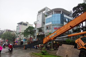 Hy hữu vụ đổ xe cẩu dài 40 m tại Khu đô thị mới Linh Đàm