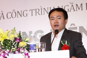 Ông Phạm Việt Khoa, Chủ tịch HĐQT đọc báo cáo của HĐQT. Ảnh: Chí Cường