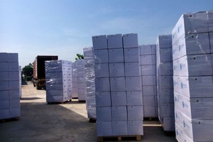 Hàng chuẩn bị được đóng lên container để xuất sang Pháp