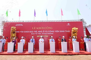 Phó Thủ tướng Hoàng Trung Hải và lãnh đạo TP. Hải Phòng bấm nút khởi công dự án